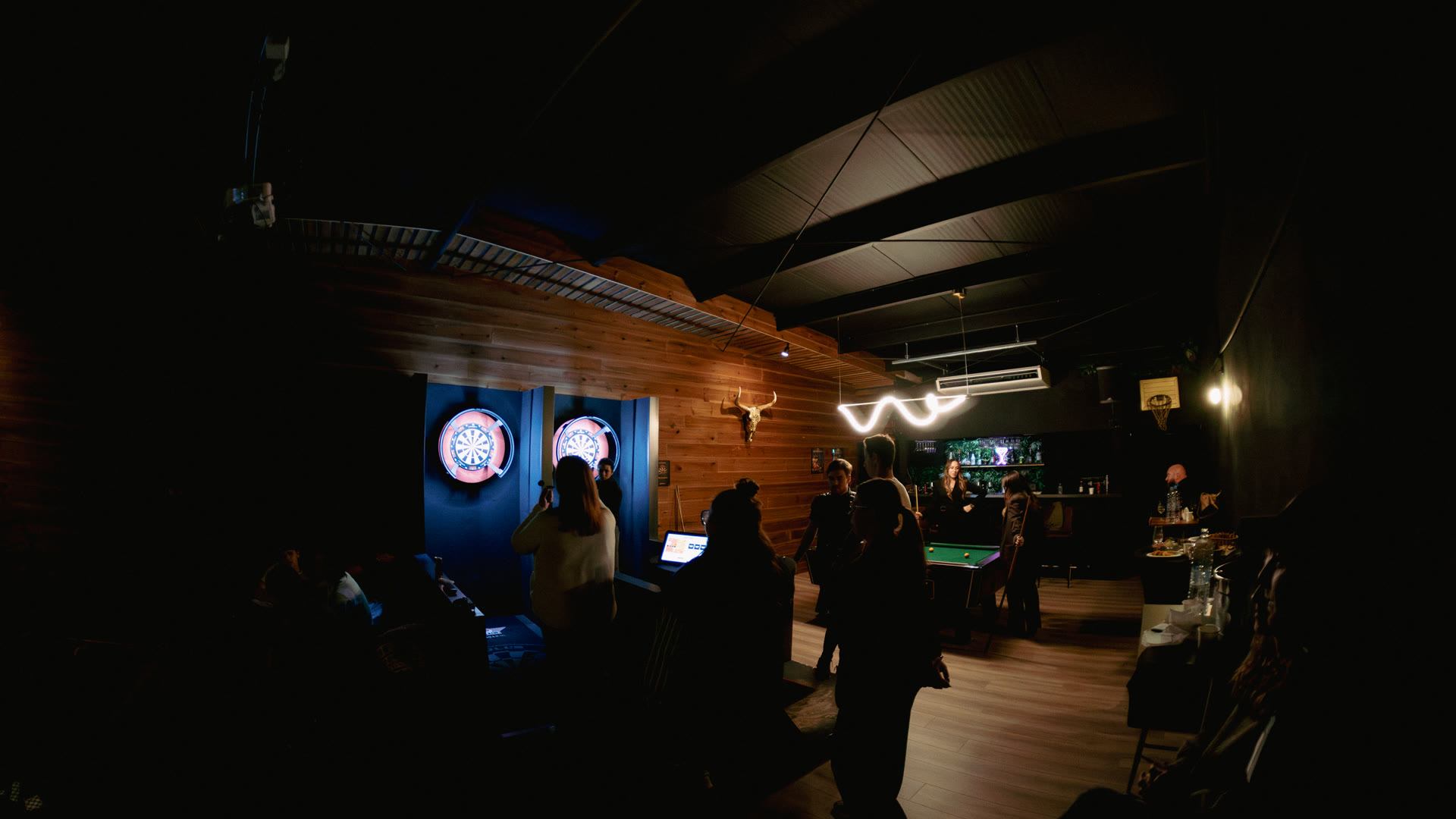 Bar moderne GT Paddock avec cocktails et boissons
