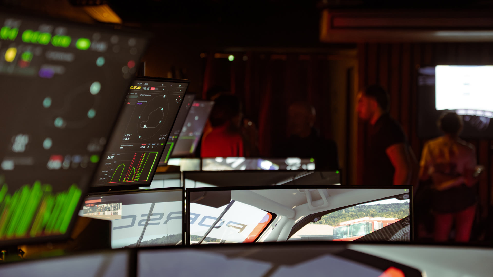Espace lounge convivial et simulateurs Sim Racing